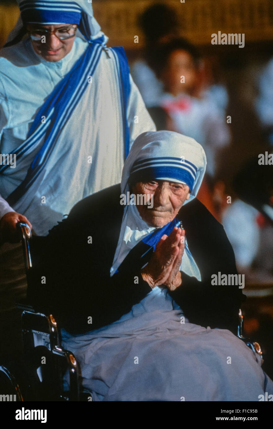 Mère Teresa, fondatrice des Missionnaires de la Charité à Calcutta durant la cérémonie de remise de la médaille d'or du Congrès au Capitole le 6 mai 1997 à Washington, DC. Banque D'Images