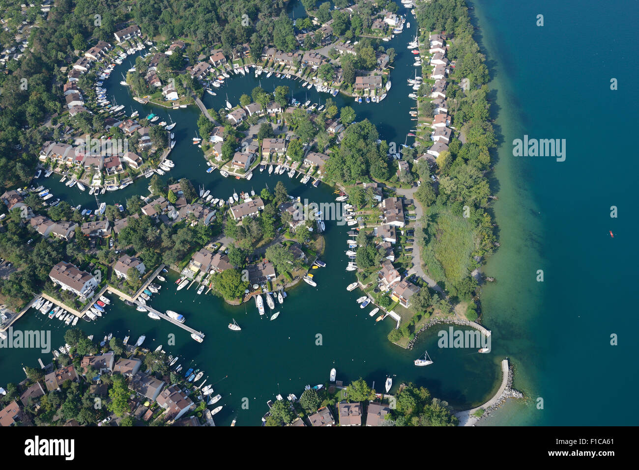 VUE AÉRIENNE.Marina avec de nombreuses résidences, toutes ayant une amarrage privé.Port Ripaille, Lac de Genève, haute-Savoie, Auvergne-Rhône-Alpes, France. Banque D'Images