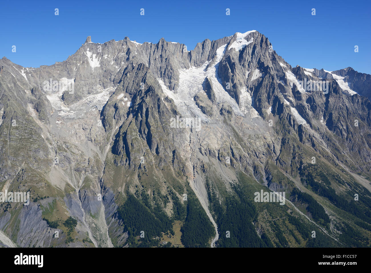 VUE AÉRIENNE.Dent du géant (à gauche, 4013 mètres asl) et les grandes Jorasses (à droite, 4208 mètres asl).Val Ferret, Courmayeur, Vallée d'Aoste, Italie. Banque D'Images