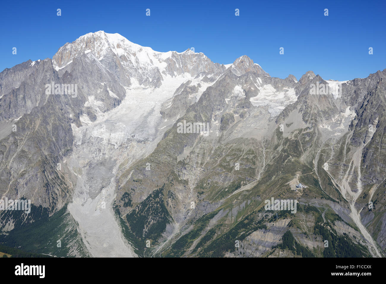 VUE AÉRIENNE.Sommet du Mont blanc (à gauche, altitude : 4810 mètres) en août, vue de l'est.Courmayeur, Vallée d'Aoste, Italie. Banque D'Images