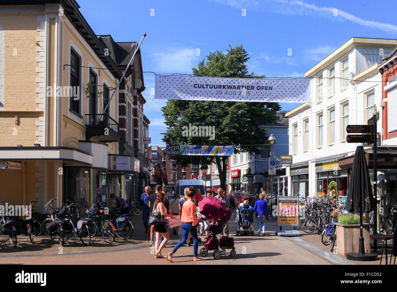 Les gens à Apeldoorn Markstraat rue principale, connue comme une rue commerçante très populaire pour les habitants et les touristes. Banque D'Images