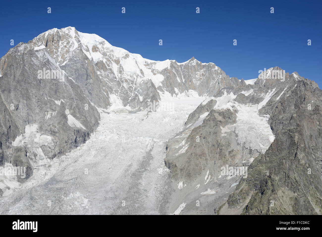 VUE AÉRIENNE.Sommet du Mont blanc (altitude : 4810 mètres) surplombant le glacier Brenva, vue de l'est.Courmayeur, Vallée d'Aoste, Italie. Banque D'Images