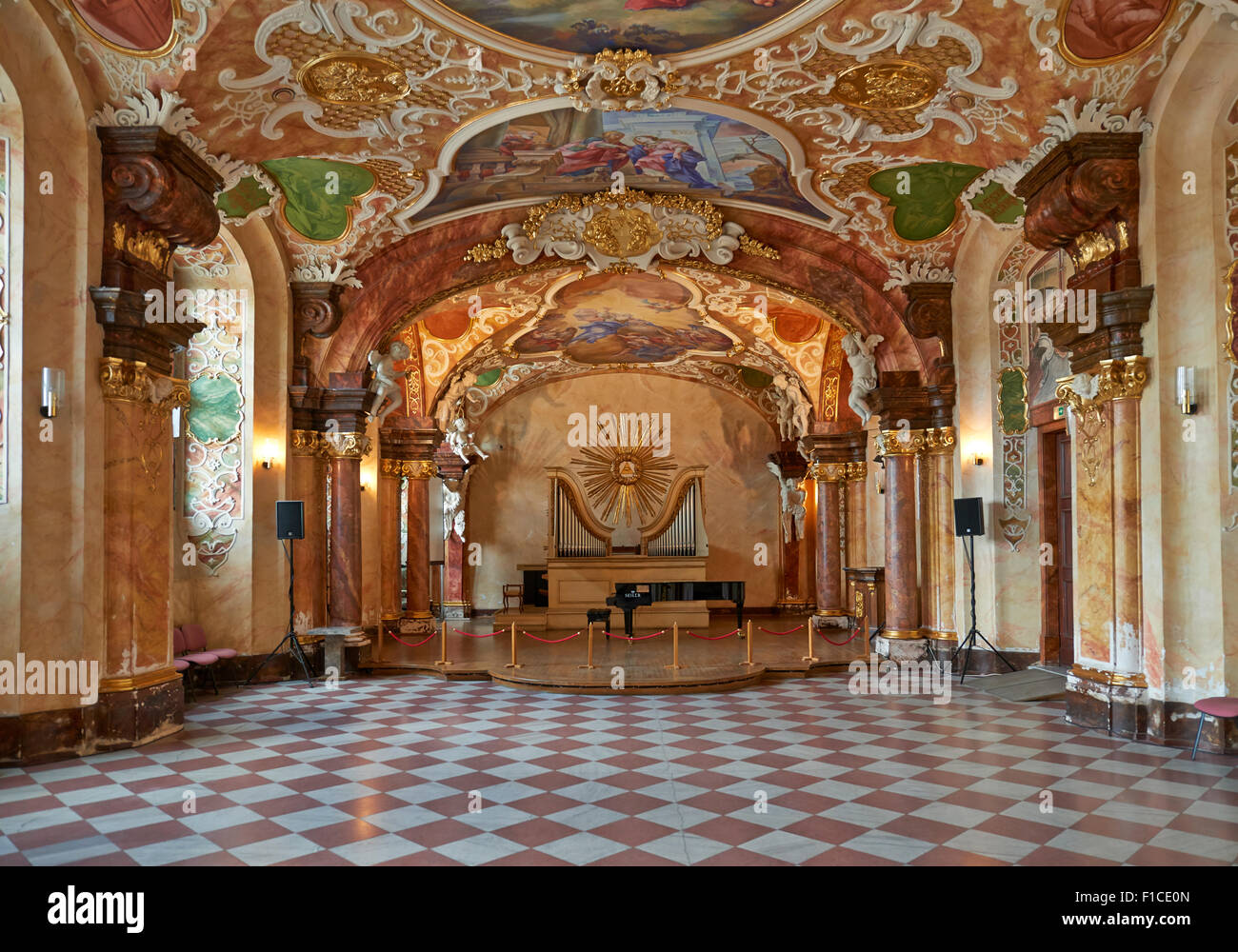 Nouvelle fresque au plafond baroque rénové dans Oratorium Marianum (music hall), vue de l'intérieur de l'Université de Wrocław, Pologne Banque D'Images Nouvelle fresque au plafond baroque rénové dans Oratorium Marianum (music hall), vue de l'intérieur de l'Université de Wrocław, Pologne Banque D'Images