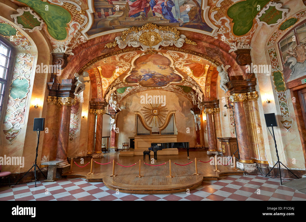 Nouvelle fresque au plafond baroque rénové dans Oratorium Marianum (music hall), vue de l'intérieur de l'Université de Wrocław, Pologne Banque D'Images Nouvelle fresque au plafond baroque rénové dans Oratorium Marianum (music hall), vue de l'intérieur de l'Université de Wrocław, Pologne Banque D'Images