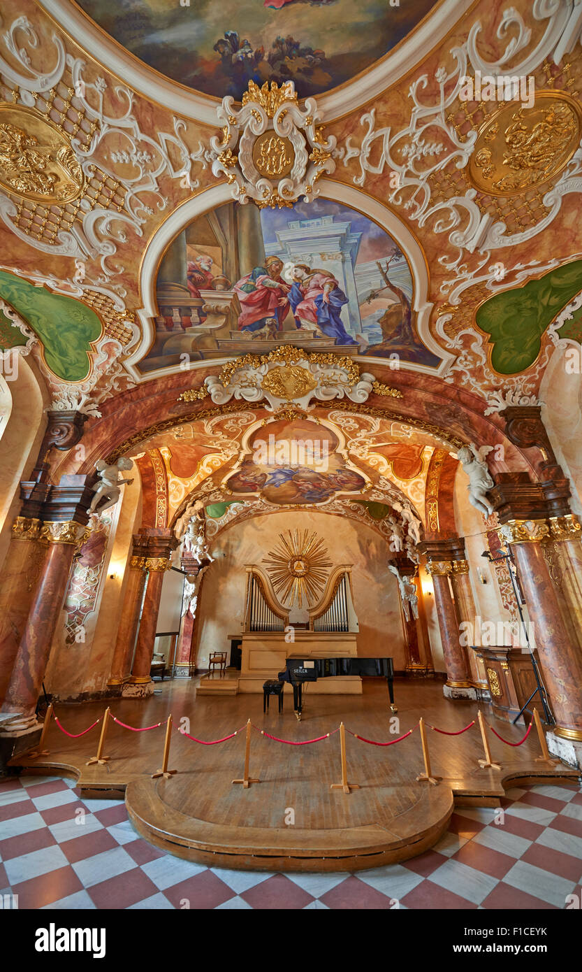 Nouvelle fresque au plafond baroque rénové dans Oratorium Marianum (music hall), vue de l'intérieur de l'Université de Wrocław, Pologne Banque D'Images Nouvelle fresque au plafond baroque rénové dans Oratorium Marianum (music hall), vue de l'intérieur de l'Université de Wrocław, Pologne Banque D'Images