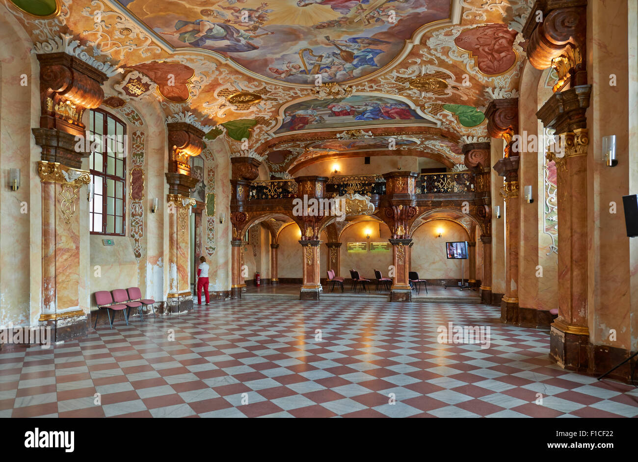 Nouvelle fresque au plafond baroque rénové dans Oratorium Marianum (music hall), vue de l'intérieur de l'Université de Wrocław, Pologne Banque D'Images Nouvelle fresque au plafond baroque rénové dans Oratorium Marianum (music hall), vue de l'intérieur de l'Université de Wrocław, Pologne Banque D'Images