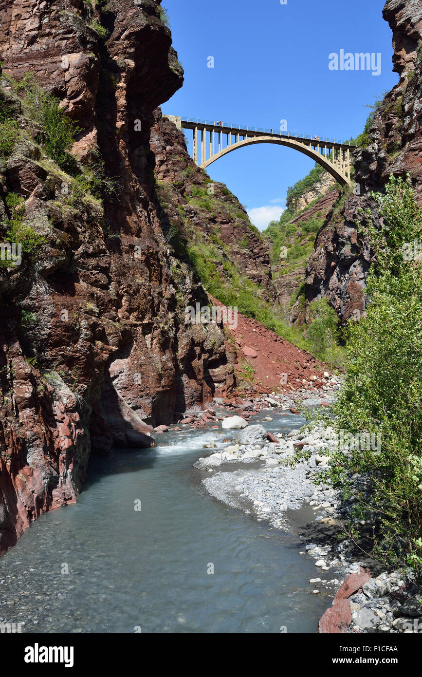 Pont 'Pont de la Mariée' à 80 mètres au-dessus de la rivière Var.Gorge de  Daluis, Guillaumes, Alpes-Maritimes, France Photo Stock - Alamy