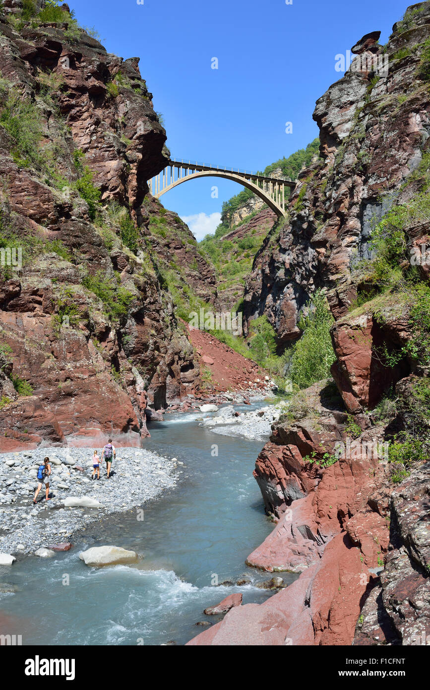 Couple et leur jeune fille randonnée au fond de la gorge de Daluis vers un pont de 80 mètres de haut au-dessus de la rivière Var.Alpes-Maritimes, France Banque D'Images