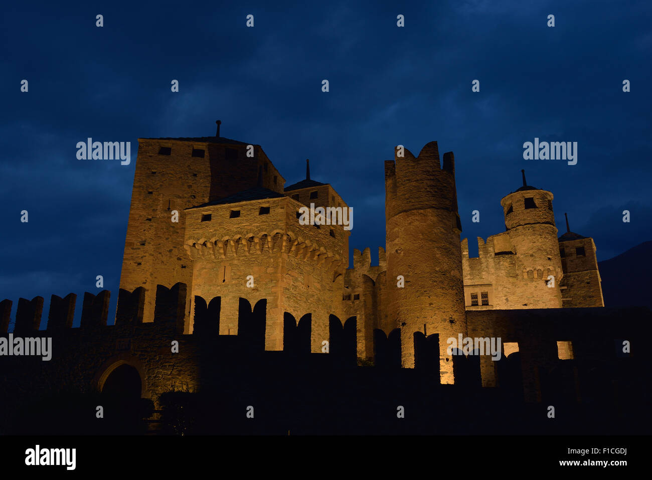 Château de Fénis au crépuscule.Ville de Fénis, Vallée d'Aoste, Italie. Banque D'Images