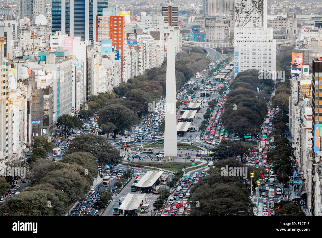 Vue aérienne de l'Obelisco (obélisque) et 9 de Julio Avenue au centre-ville de Buenos Aires, Argentine. Pris sur août 2015 Banque D'Images
