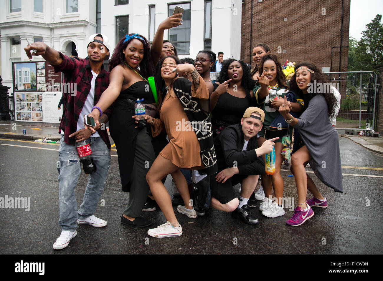 Notting Hill Carnival 2015. Un groupe de jeunes dans la rue. Banque D'Images