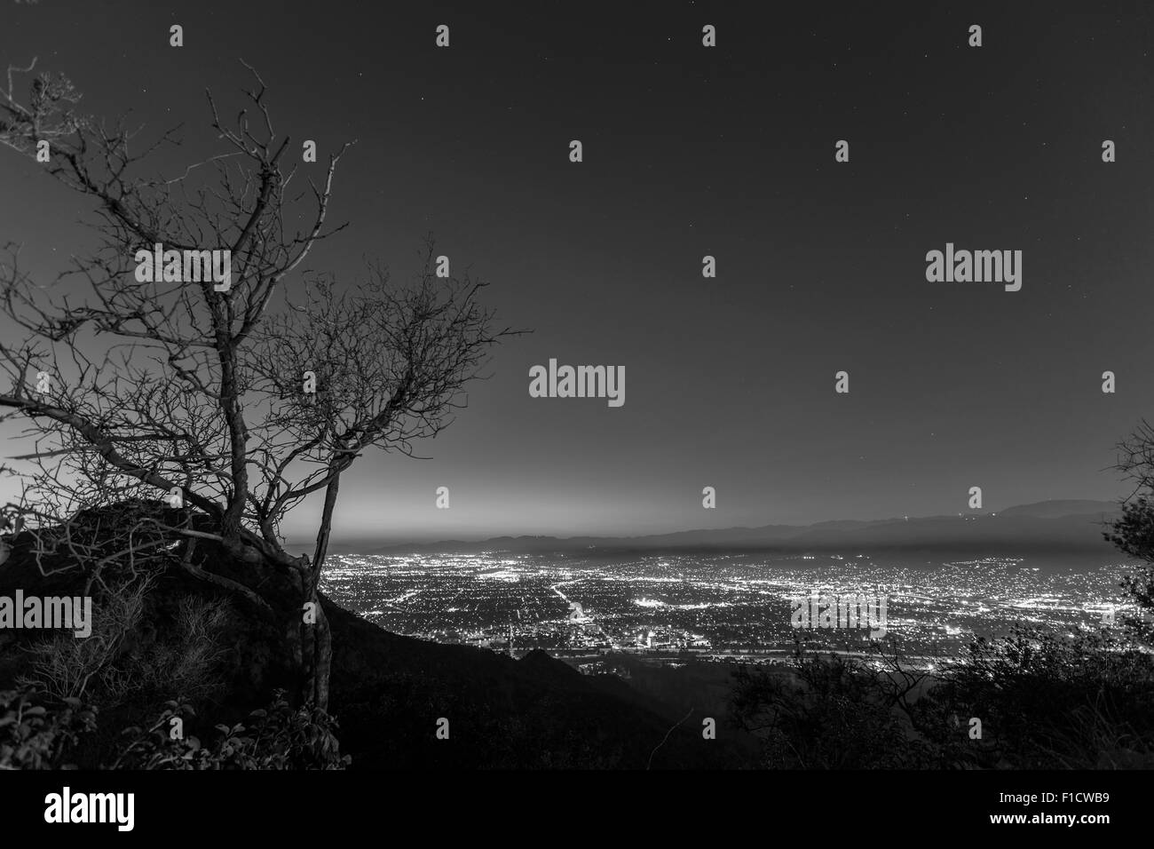 Montagne vue de la nuit de Burbank et North Hollywood, Californie. Banque D'Images