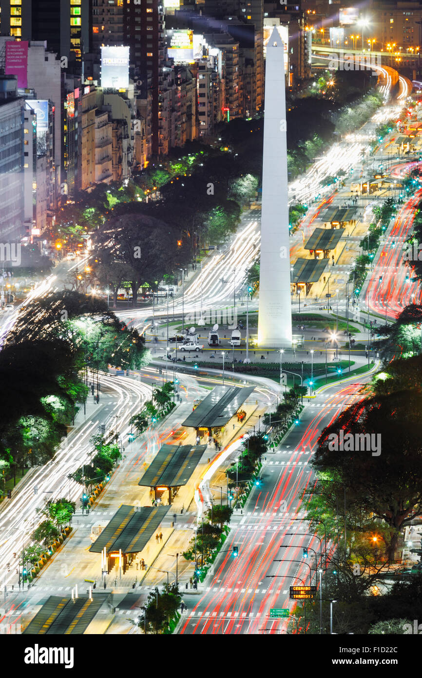 Vue aérienne de l'Obelisco (obélisque) et 9 de Julio Avenue au centre-ville de Buenos Aires, Argentine. Pris sur août 2015 Banque D'Images