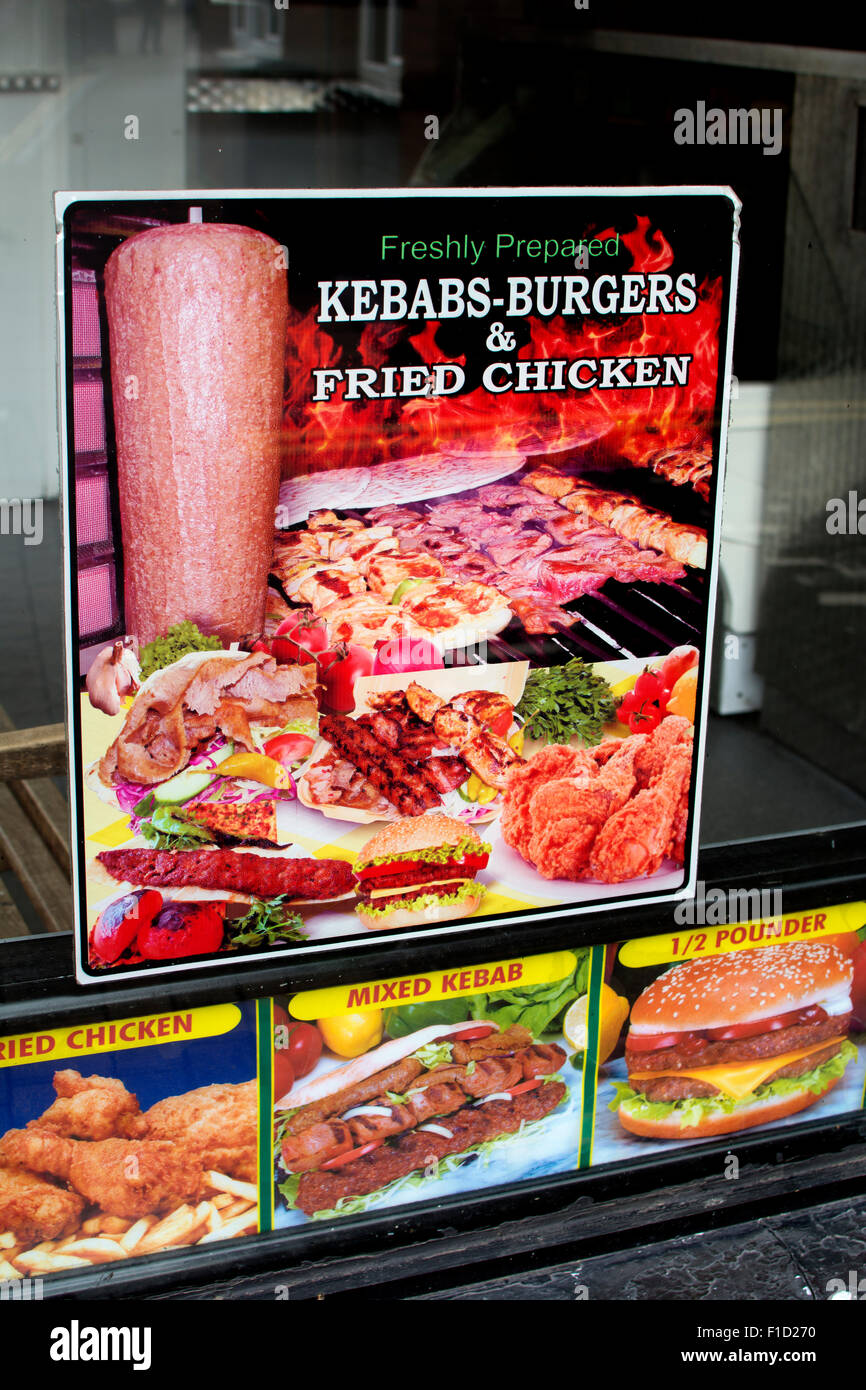 Des signes dans une fenêtre de kebab, Stratford-upon-Avon, Royaume-Uni Banque D'Images