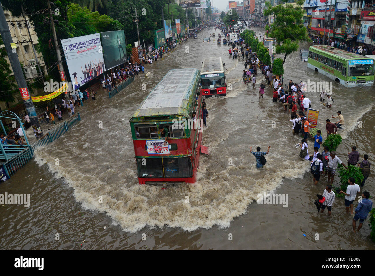 Dhaka, Bangladesh. 1er septembre 2015. Essayez de conduire des véhicules à travers les rues inondées Dhaka au Bangladesh. Le 1 septembre, 2015 averse de mousson ont causé des inondations dans la plupart des domaines de la ville de Dhaka, Bangladesh. Les routes étaient submergées ce qui rend les déplacements lents et dangereux. Mamunur Rashid/crédit : Alamy Live News Banque D'Images