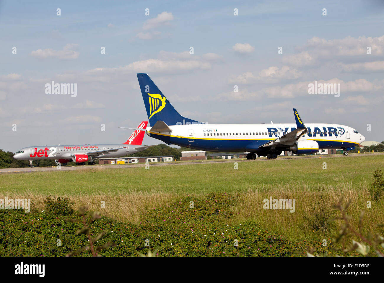 2 avions de Boeing à Leeds et Bradford Airport appartenant à Ryan Air et Jet2.com Banque D'Images