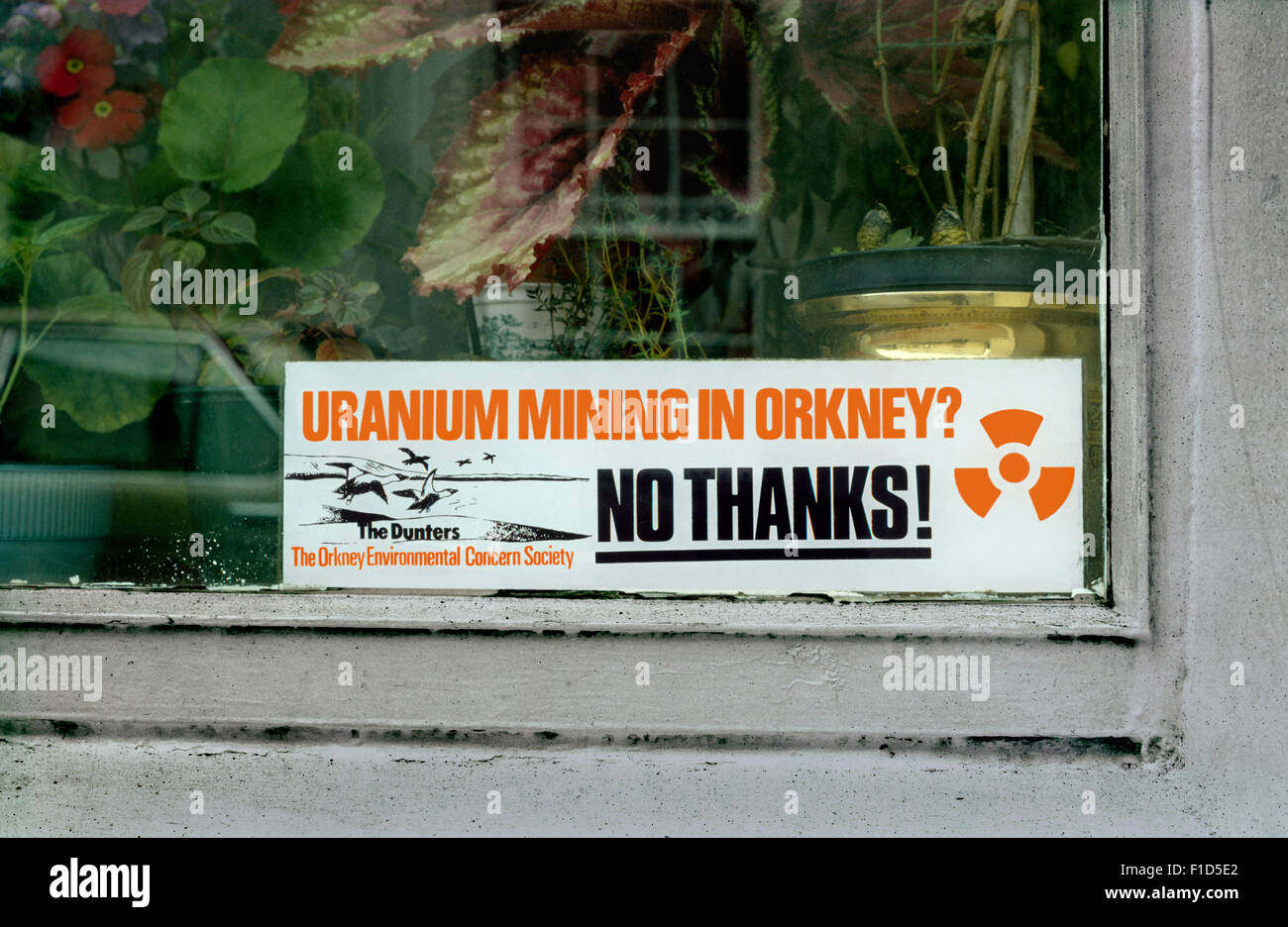 Affiche de campagne s'opposant à l'exploitation de l'uranium dans les Orcades, affiché dans une fenêtre de la Chambre sur les Orcades, en Écosse. Banque D'Images