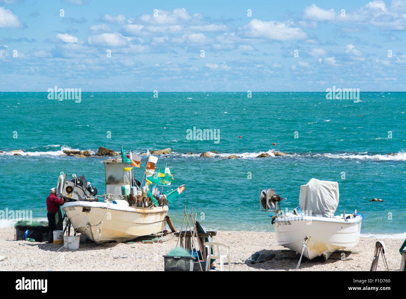 Marin avec des bateaux à Numana, Marches, Italie Banque D'Images