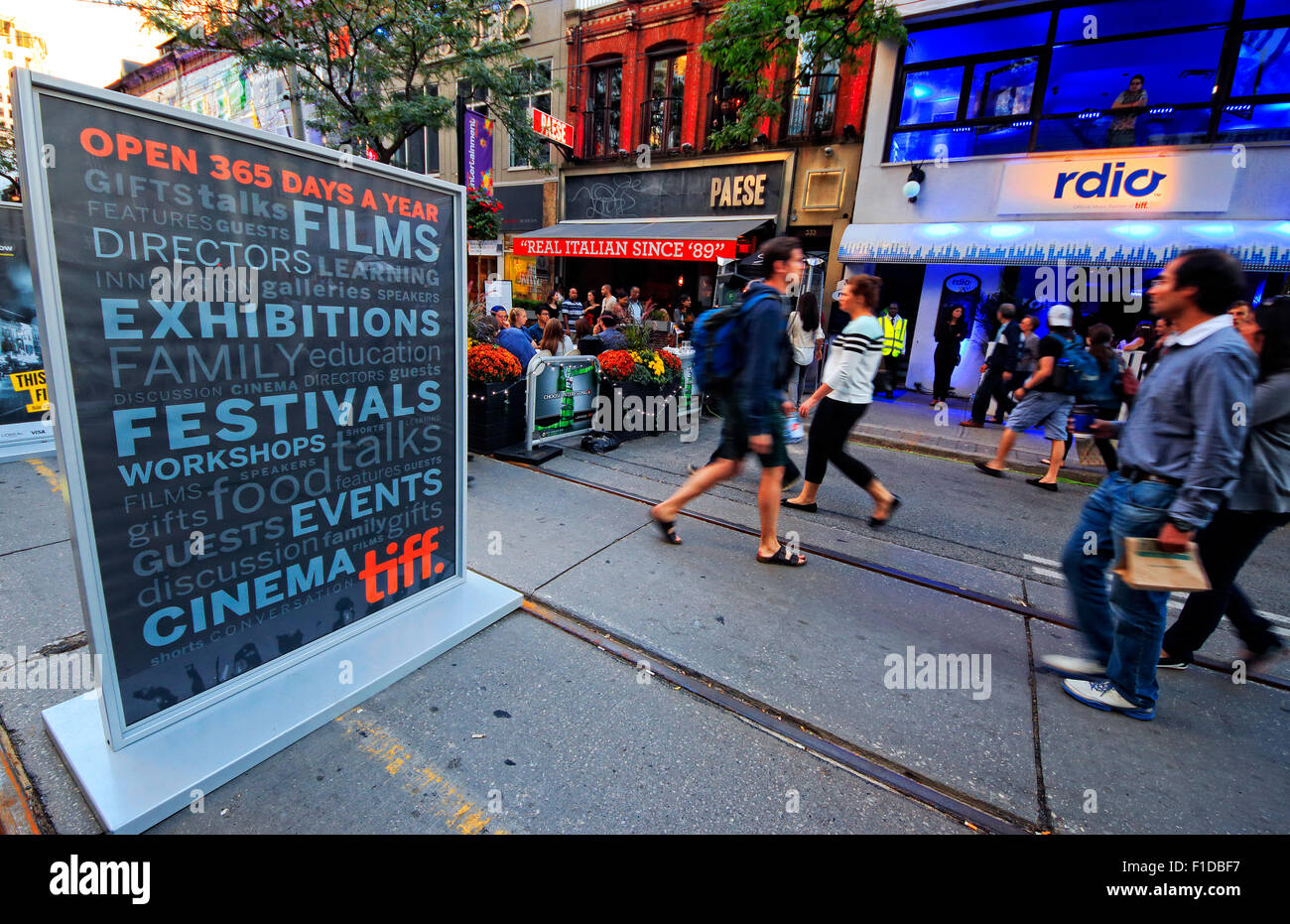 Festival International du Film de Toronto les gens et faire la fête de célébration sur la rue King ouest en soirée Banque D'Images