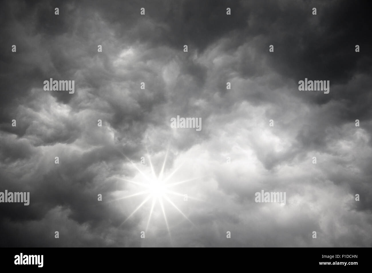 Soleil brille de sombres nuages de ciel de tempête Banque D'Images
