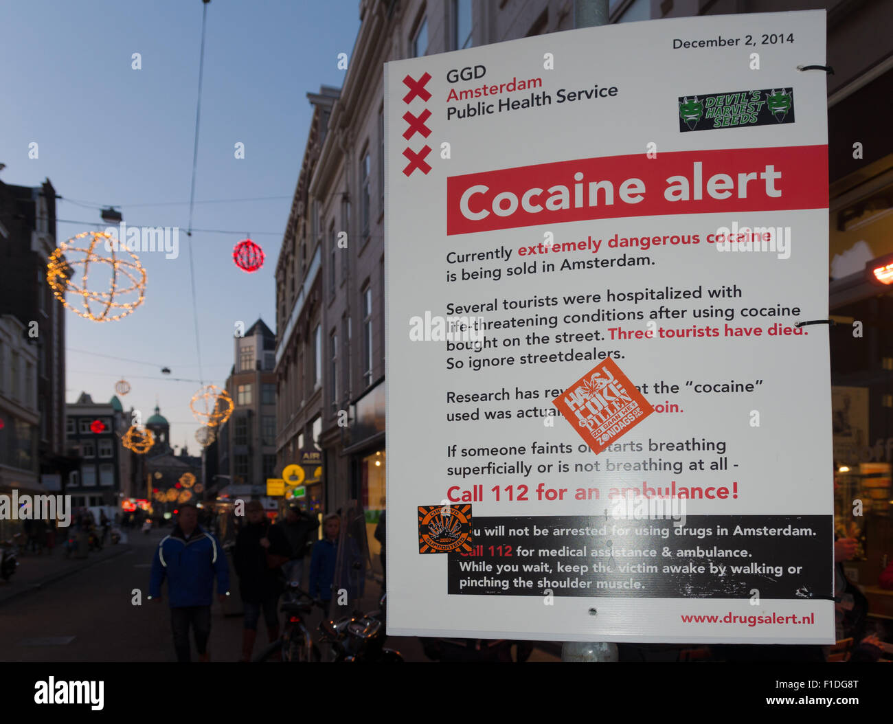 Panneau d'avertissement dans le centre-ville pour les matières dangereuses, toxiques de la cocaïne, dit aussi que plusieurs touris Banque D'Images