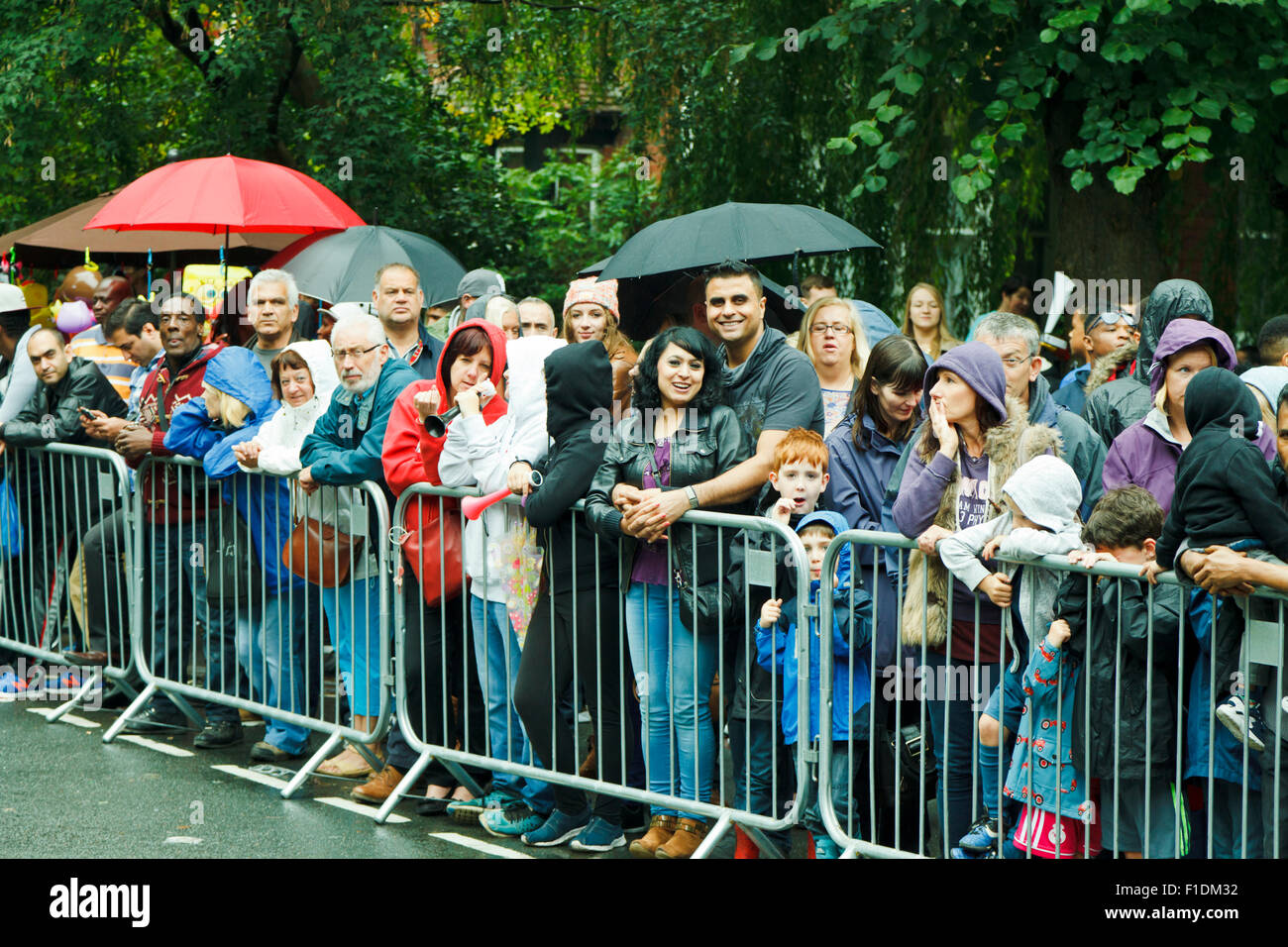 Leeds, West Yorkshire, Royaume-Uni. 31 août, 2015. La foule en attente de la Leeds West Indian Défilé pour commencer, Potternewton Park, Leeds, West Yorkshire UK Crédit : Graham Hardy/Alamy Live News Banque D'Images