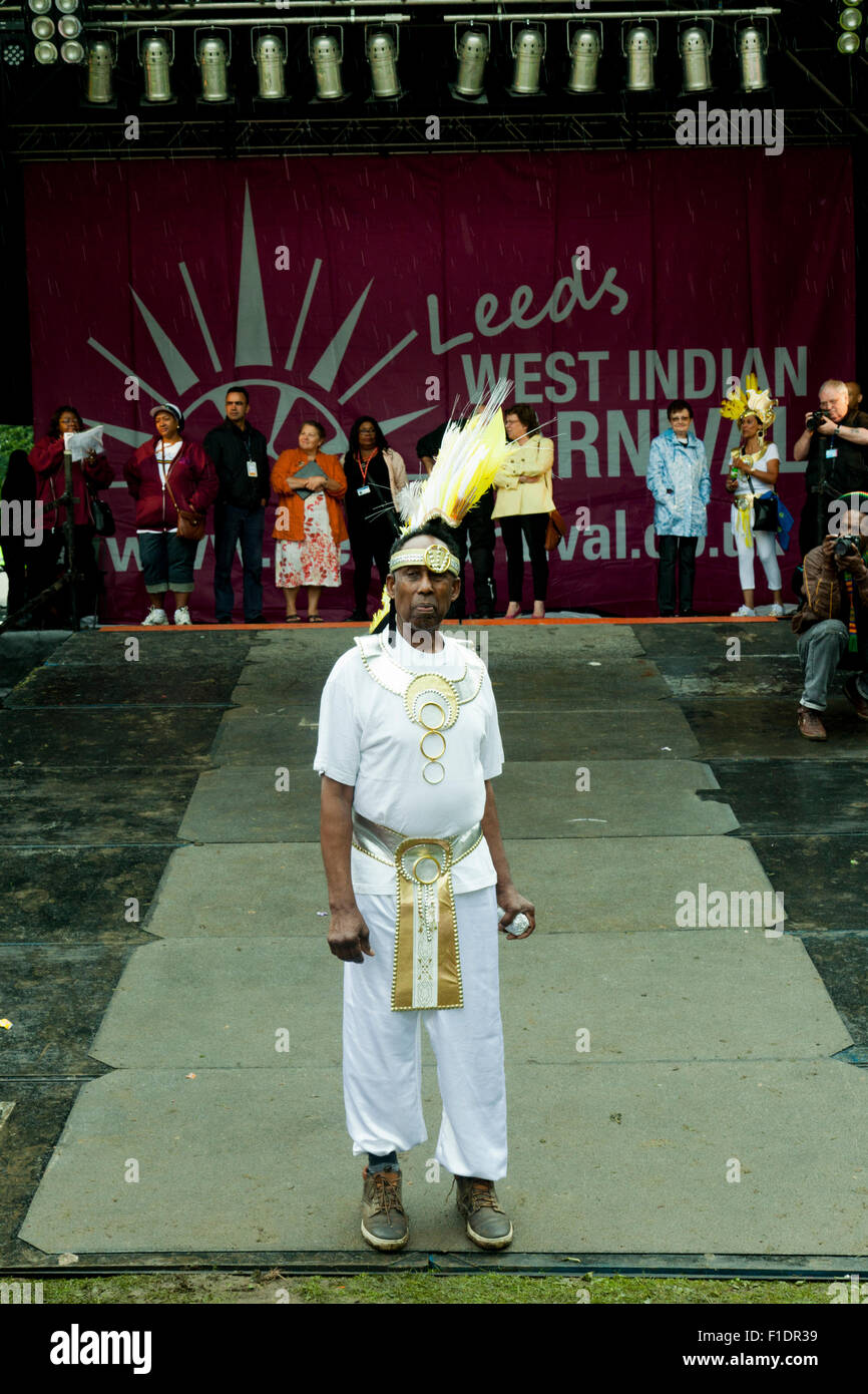 Leeds, West Yorkshire, Royaume-Uni. 31 août, 2015. Carnival parader devant la scène dans Potternewton Park, Leeds, West Yorkshire UK Crédit : Graham Hardy/Alamy Live News Banque D'Images
