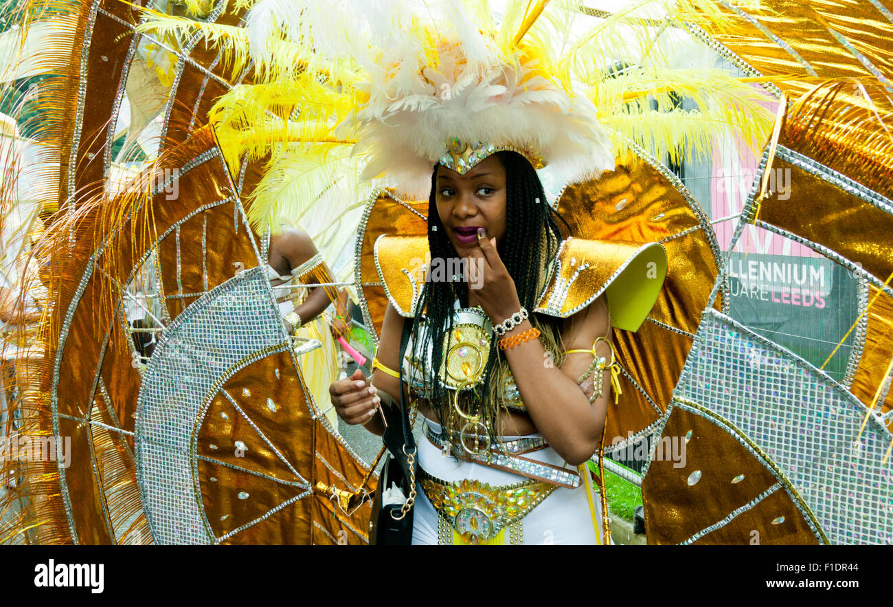 Leeds, West Yorkshire, Royaume-Uni. 31 août, 2015. Last minute lipstick touch up en attendant le début de la parade dans Potternewton Park, Leeds, West Yorkshire UK Crédit : Graham Hardy/Alamy Live News Banque D'Images