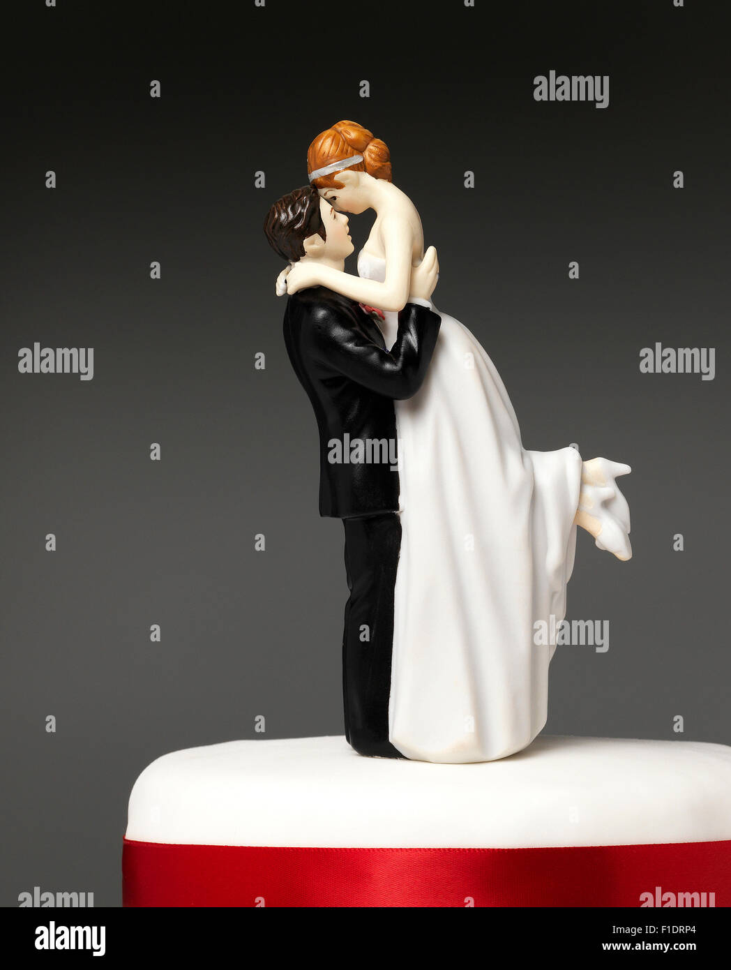 Mariée et le marié sur un gâteau de mariage Banque D'Images