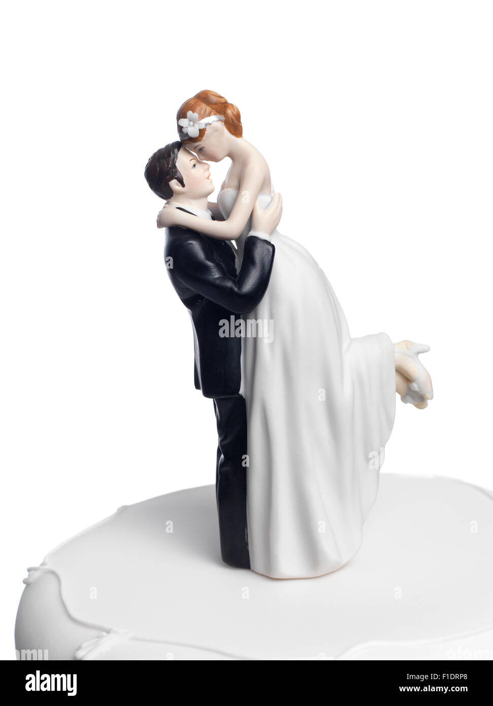 Mariée et le marié sur un gâteau de mariage Banque D'Images