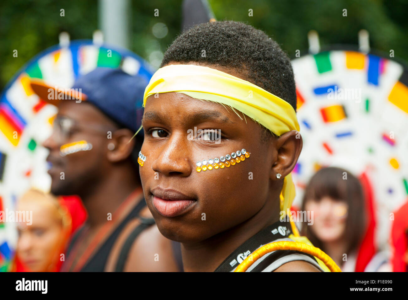 Leeds, West Yorkshire, Royaume-Uni. 31 août, 2015. Jeune homme en attendant le début du défilé du carnaval dans Potternewton Park, Leeds, West Yorkshire UK Crédit : Graham Hardy/Alamy Live News Banque D'Images