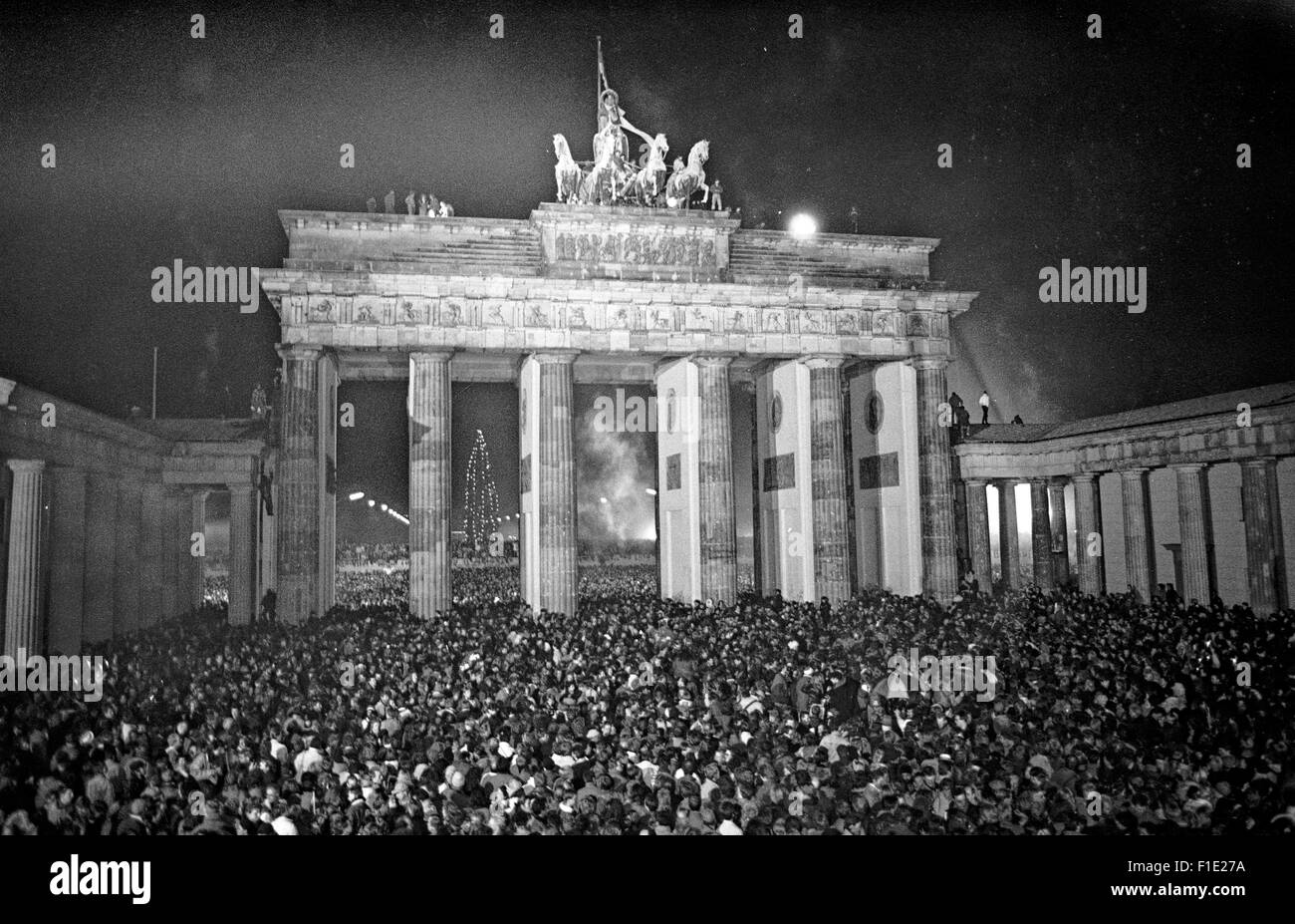 Premier nouvel an, à la porte de Brandebourg, après la chute du mur de  Berlin, première partie de la réunification de l'Est et l'ouest de Berlin  Photo Stock - Alamy