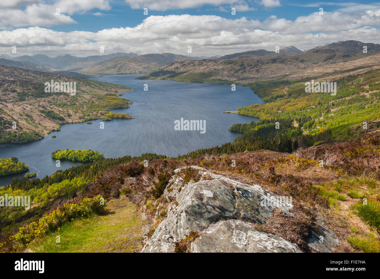 Regardant vers le bas sur le Loch Katrine du sommet du Ben A'un dans le Parc National des Trossachs dans les Highlands d'Ecosse Banque D'Images