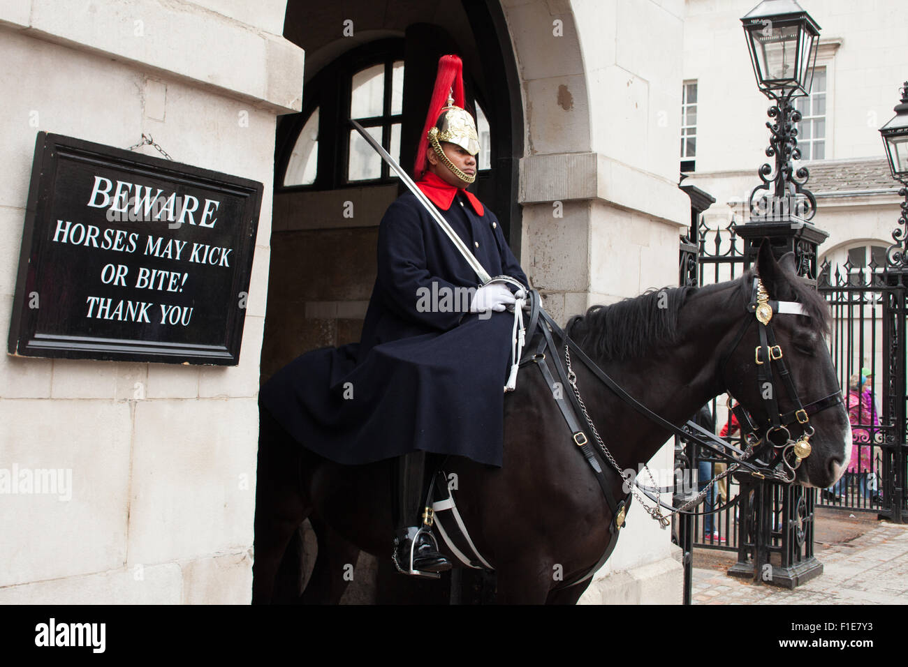 Horse Guard, Whitehall, London,UK Attention les chevaux peuvent rejoindre votre chambre ou morsure ! Banque D'Images