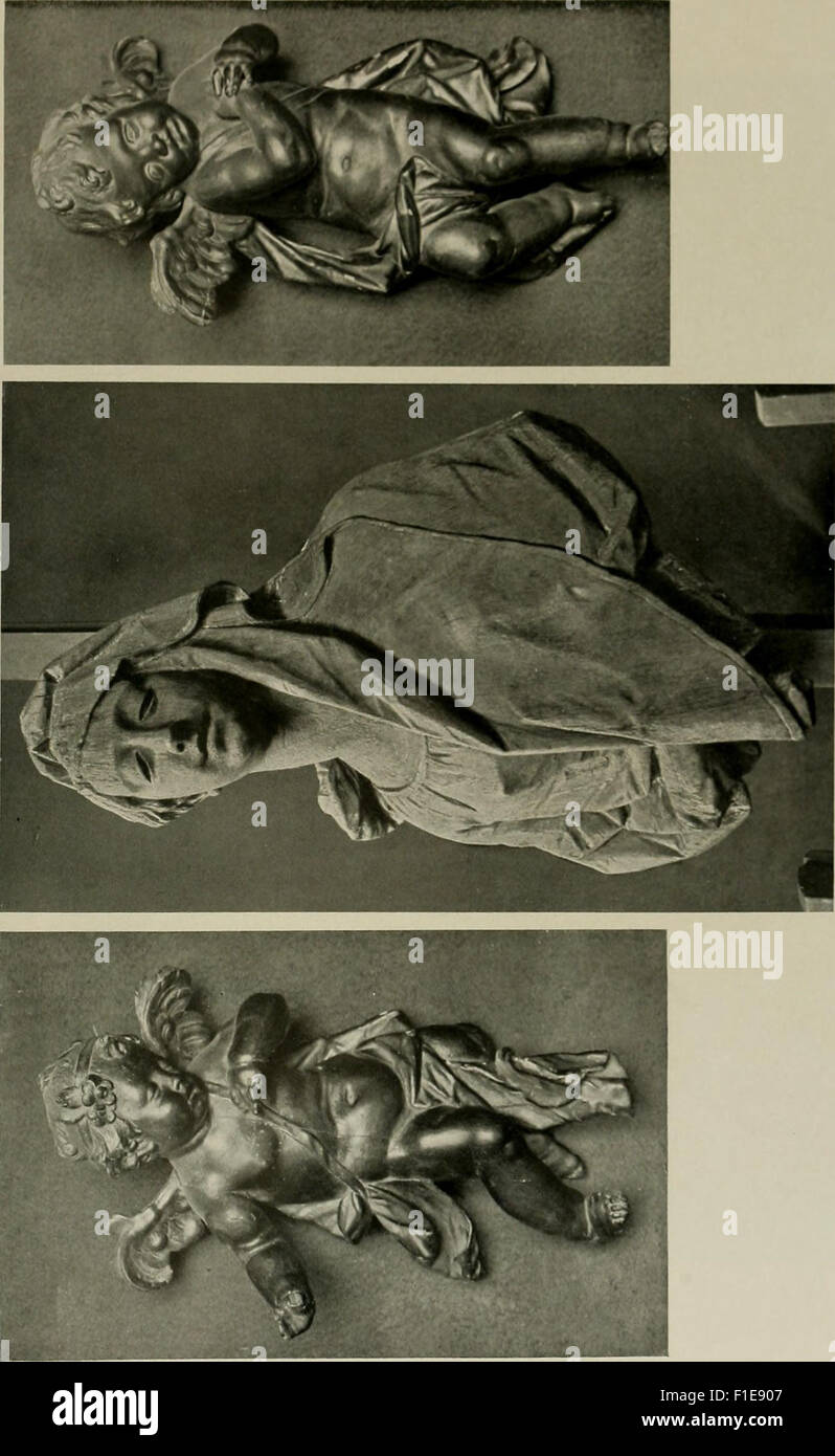 Cette publication de 1914 met en lumière les périodes baroque et rococo allemandes, plus précisément de 1650 à 1800, à la suite d'une exposition majeure d'Allemands gérés Il donne un aperçu de l'évolution de l'art au cours de ces deux mouvements culturels importants en Allemagne, avec de riches illustrations d'œuvres d'art et d'architecture clés. Banque D'Images