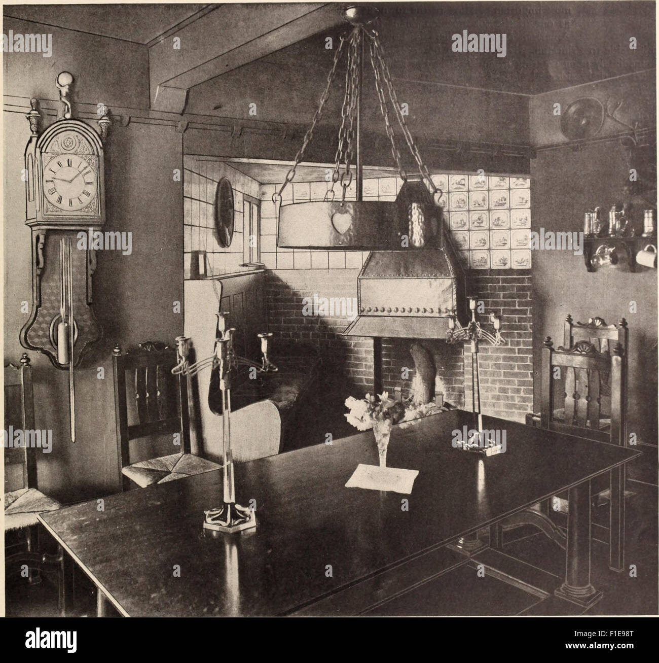 Cette publication de 1905 offre un aperçu de la conception et de l'aménagement paysager des maisons américaines, avec des plans de jardin détaillés, l'architecture de la maison et les tendances de conception du début du 20e siècle. Banque D'Images