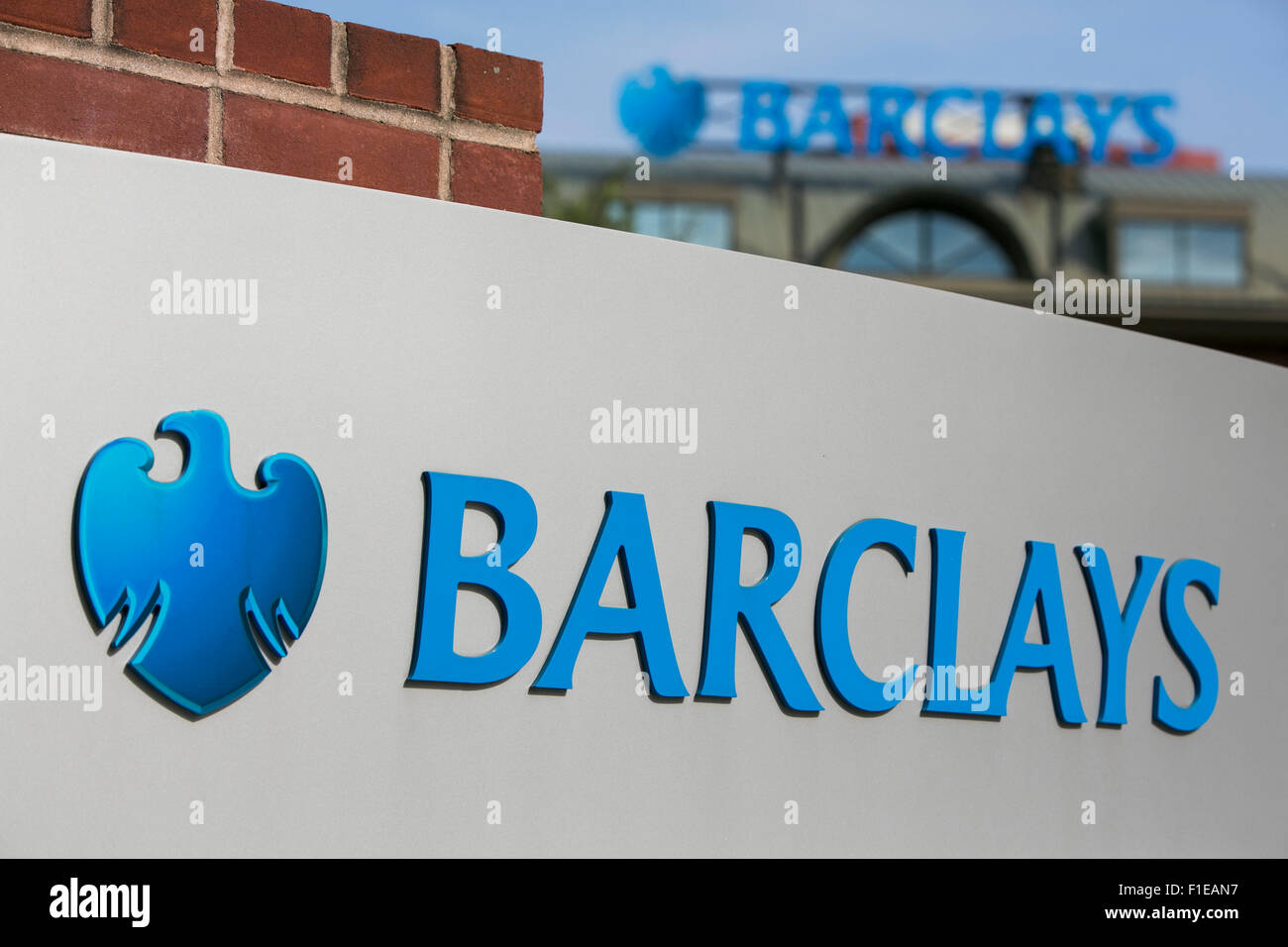 Un logo affiche à l'extérieur d'un établissement occupé par Barclays PLC à Wilmington, Delaware le 29 août 2015. Banque D'Images