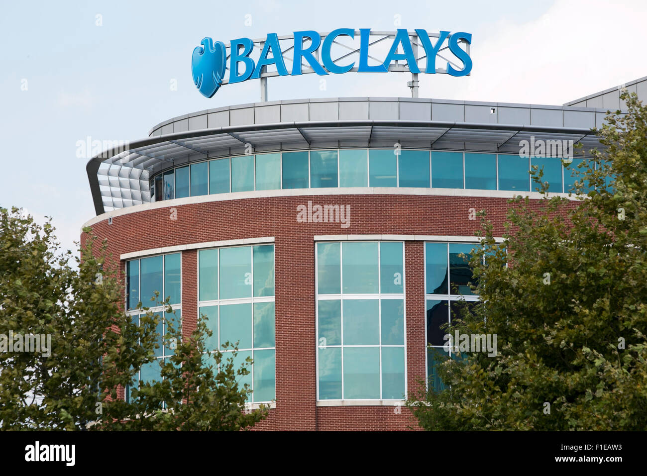 Un logo affiche à l'extérieur d'un établissement occupé par Barclays PLC à Wilmington, Delaware le 29 août 2015. Banque D'Images