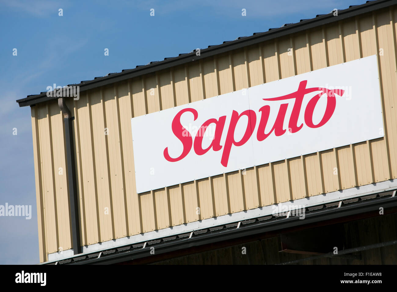 Un logo affiche à l'extérieur d'un établissement occupé par Saputo Inc., de Frederick, Maryland le 30 août 2015. Banque D'Images