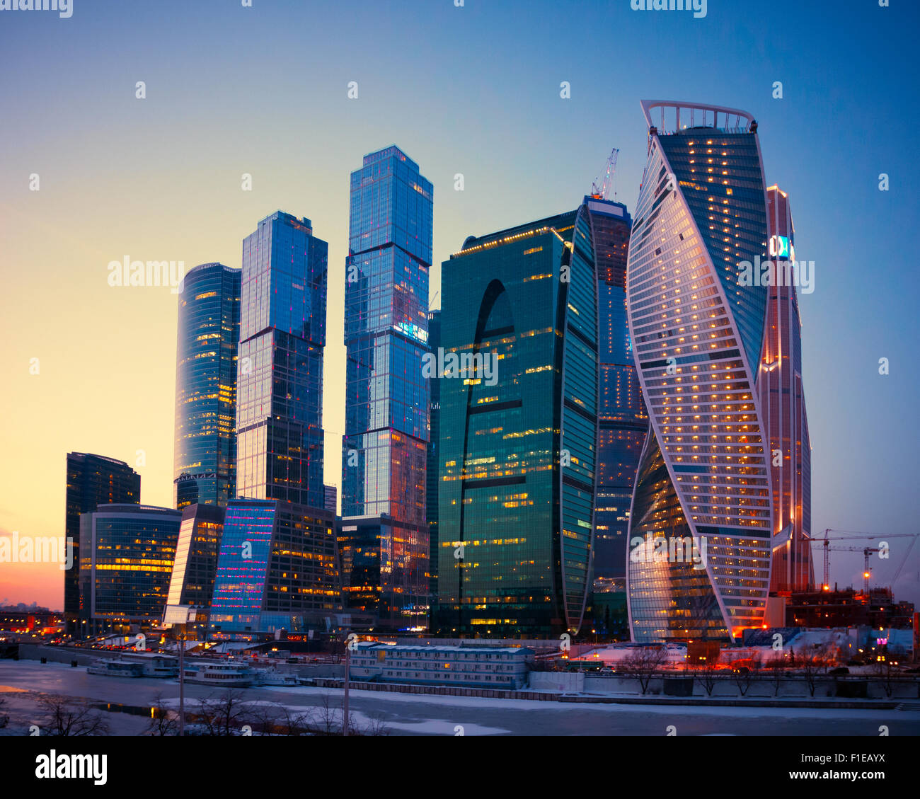 Bâtiments gratte-ciel lumineux de la ville de Moscou au crépuscule, complexe d'affaires de Moscou, Russie. Banque D'Images