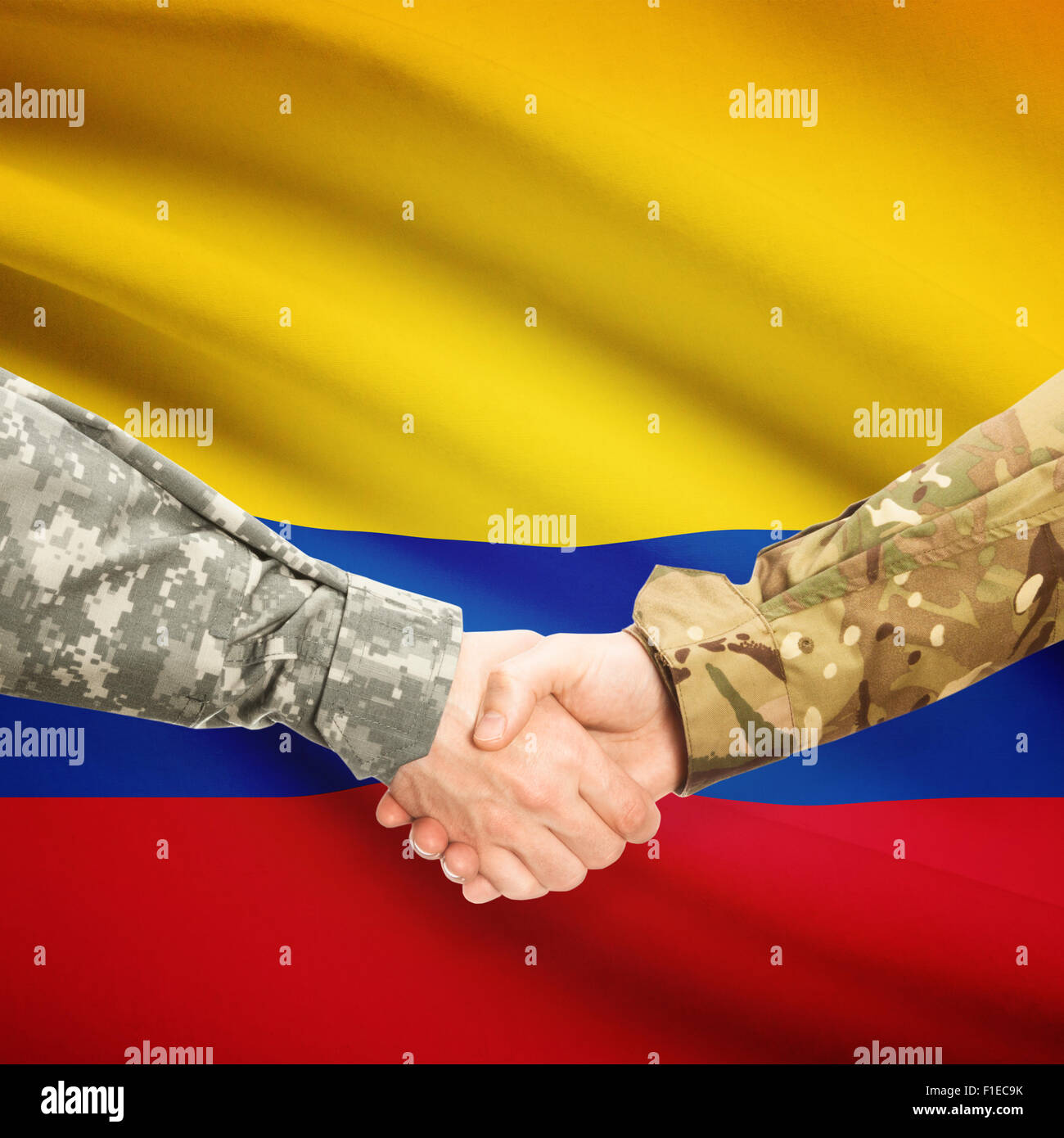 Soldats en serrant la main d'un drapeau sur fond - Colombie Banque D'Images