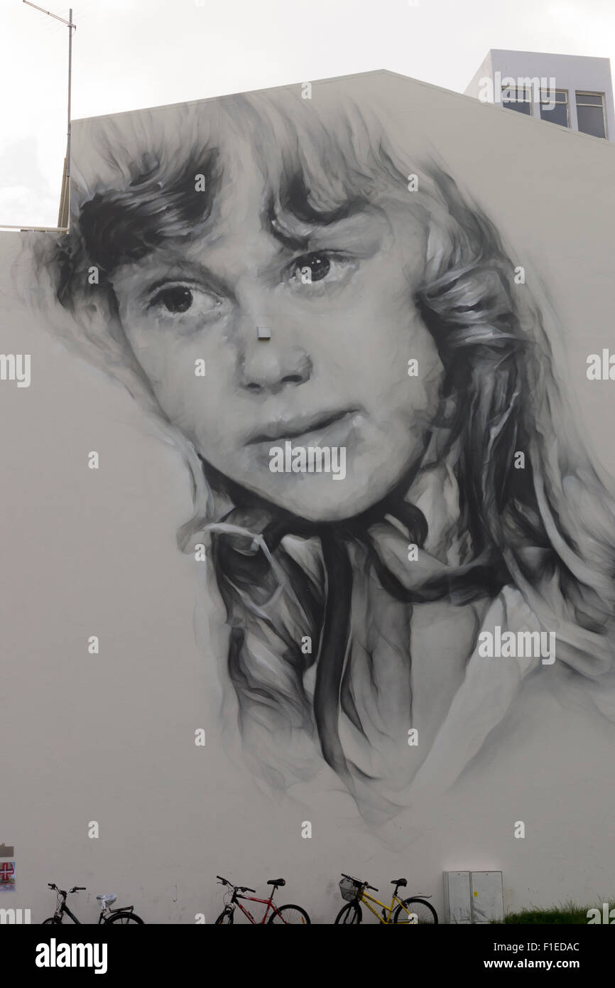 Art grafitti monochrome sur le côté d'un immeuble sur Hafnarstraeti à Akureyi Banque D'Images