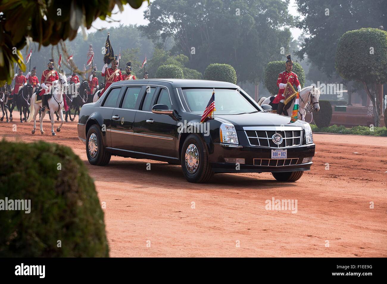 Le président des États-Unis, Barack Obama, avec la Première Dame Michelle Obama dans la limousine présidentielle suivie par des soldats à cheval arrivent pour une cérémonie de bienvenue à Rashtrapati Bhawan, 25 janvier 2015 à New Delhi, en Inde. Banque D'Images