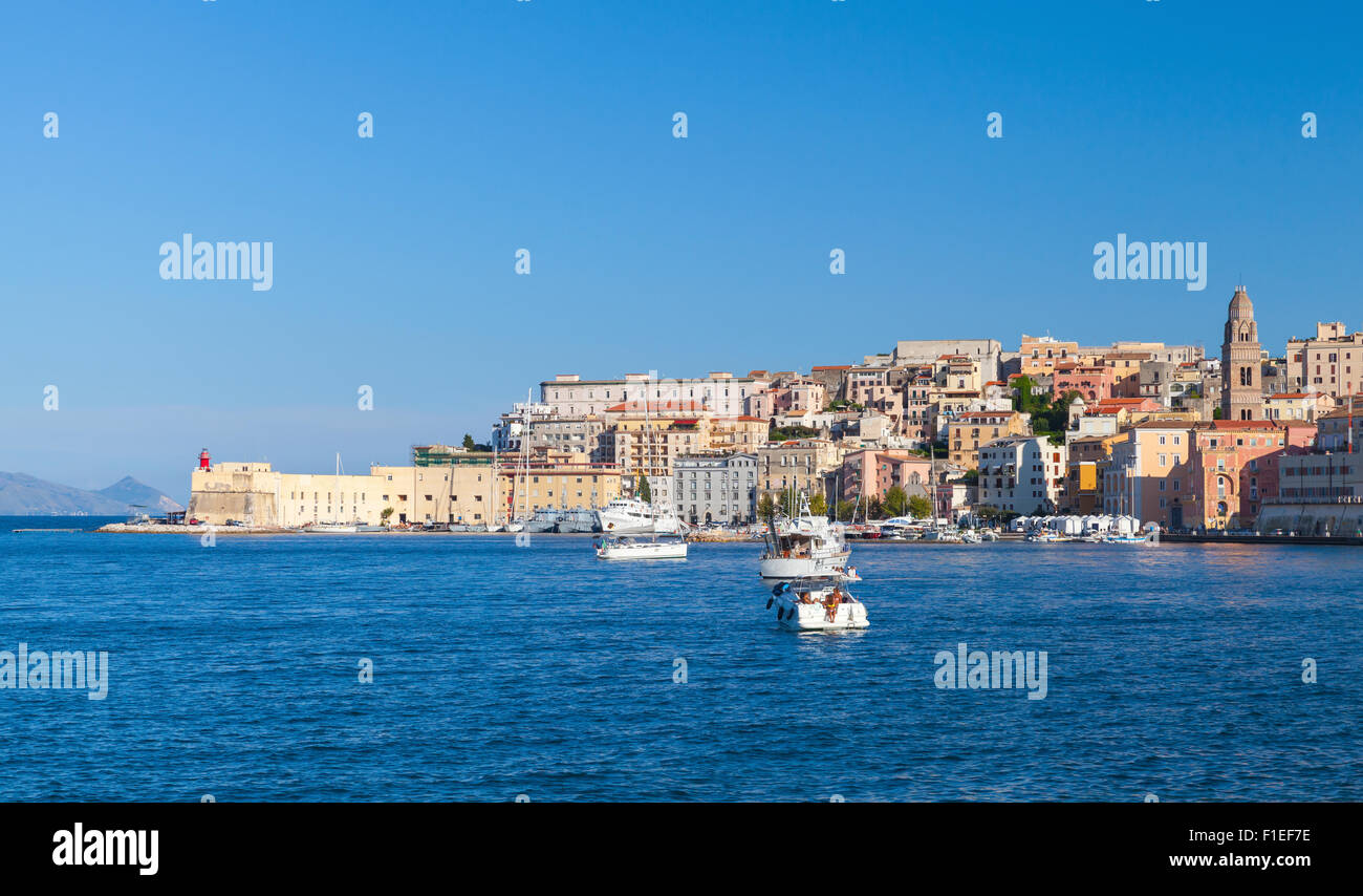 Les bateaux de plaisance dans la baie près du quartier historique de la ville de Gaeta, Italie Banque D'Images