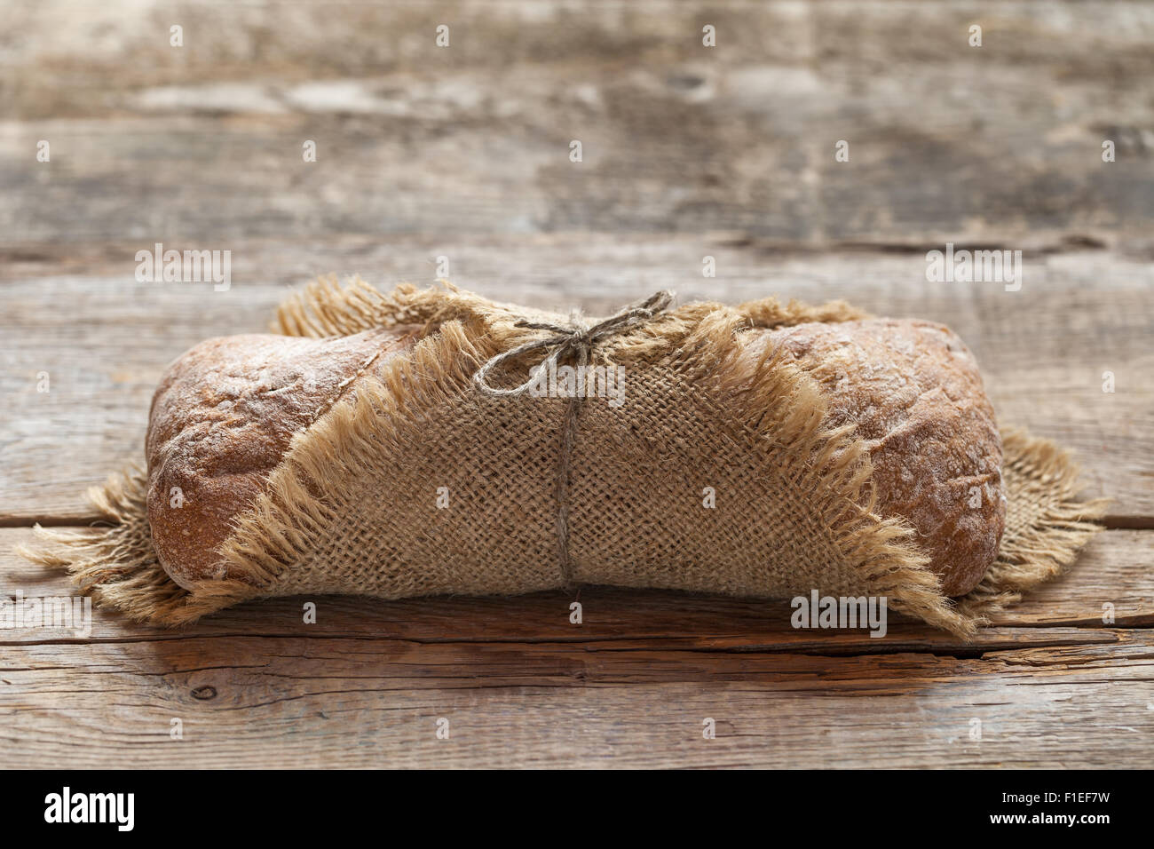 Du pain frais sur la vieille table en bois. Banque D'Images