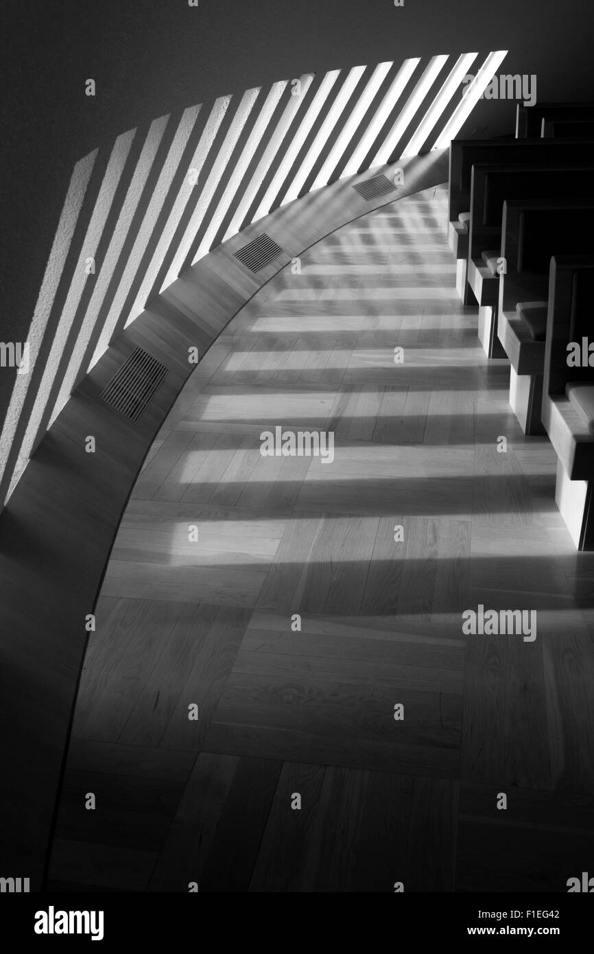 Une image en noir et blanc de la lumière à partir de windows à l'intérieur de l'église de Blonduos Banque D'Images