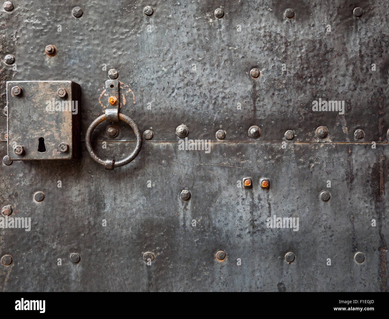 Vieille porte avec heurtoir Banque D'Images