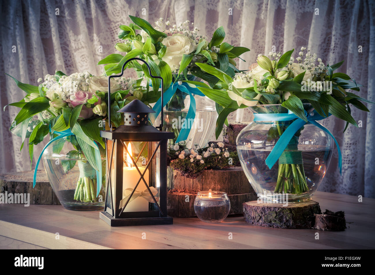 Nature morte avec trois bouquets de mariage et des bougies, vintage stylisée. Banque D'Images