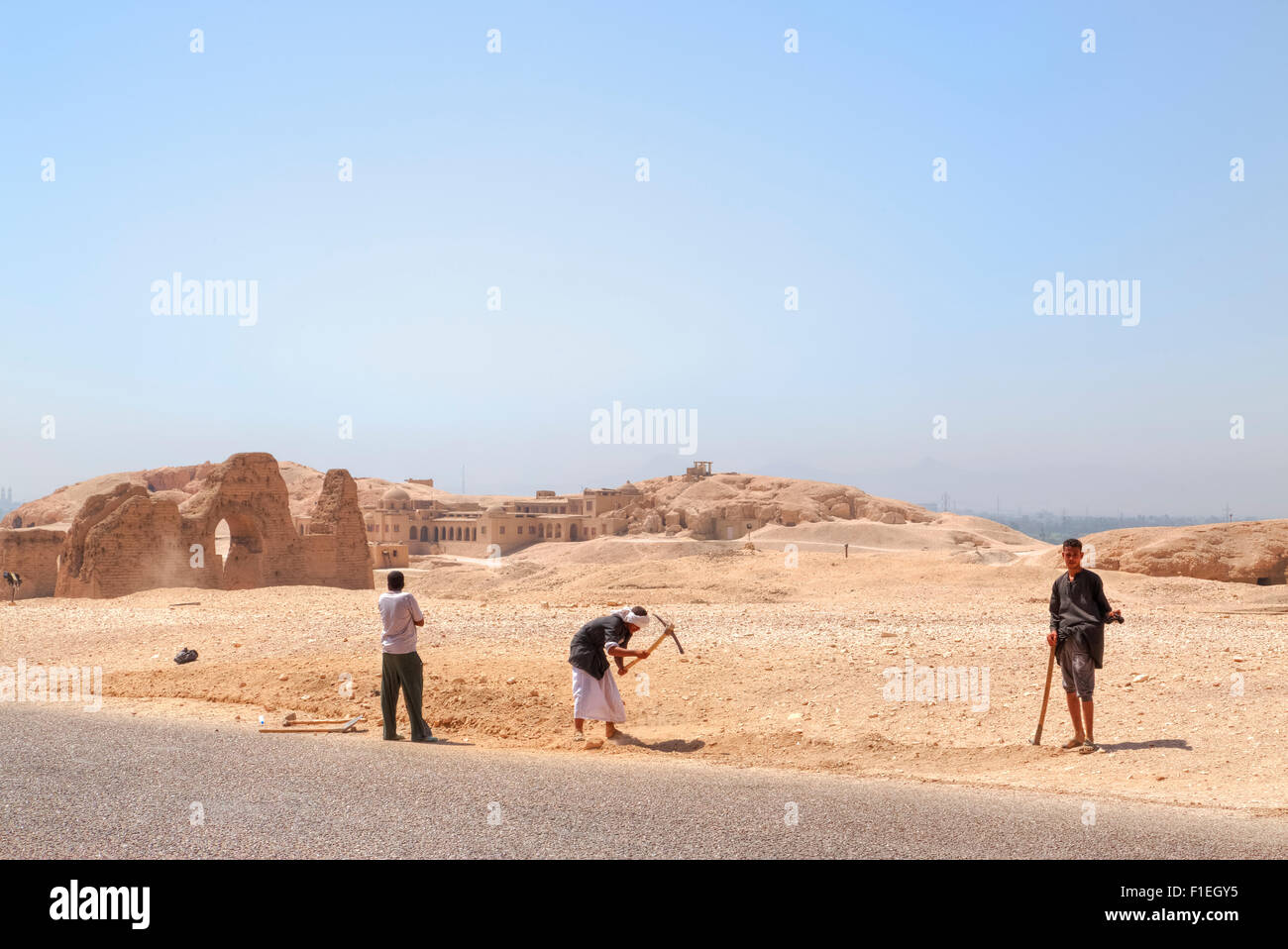 Dans la rue des travailleurs en Egypte, près de temple funéraire d'Hatchepsout, Deir el-Bahari, Louxor, Egypte, Afrique du Sud Banque D'Images