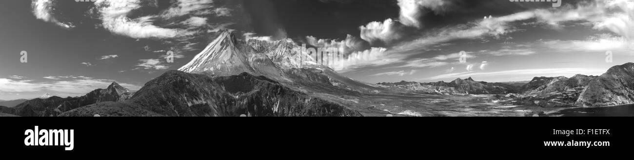 B&W Panorama du cratère du volcan Mont Saint Helens land slide avec champ de débris et Spirit Lake, Windy Ridge, l'État de Washington USA Banque D'Images